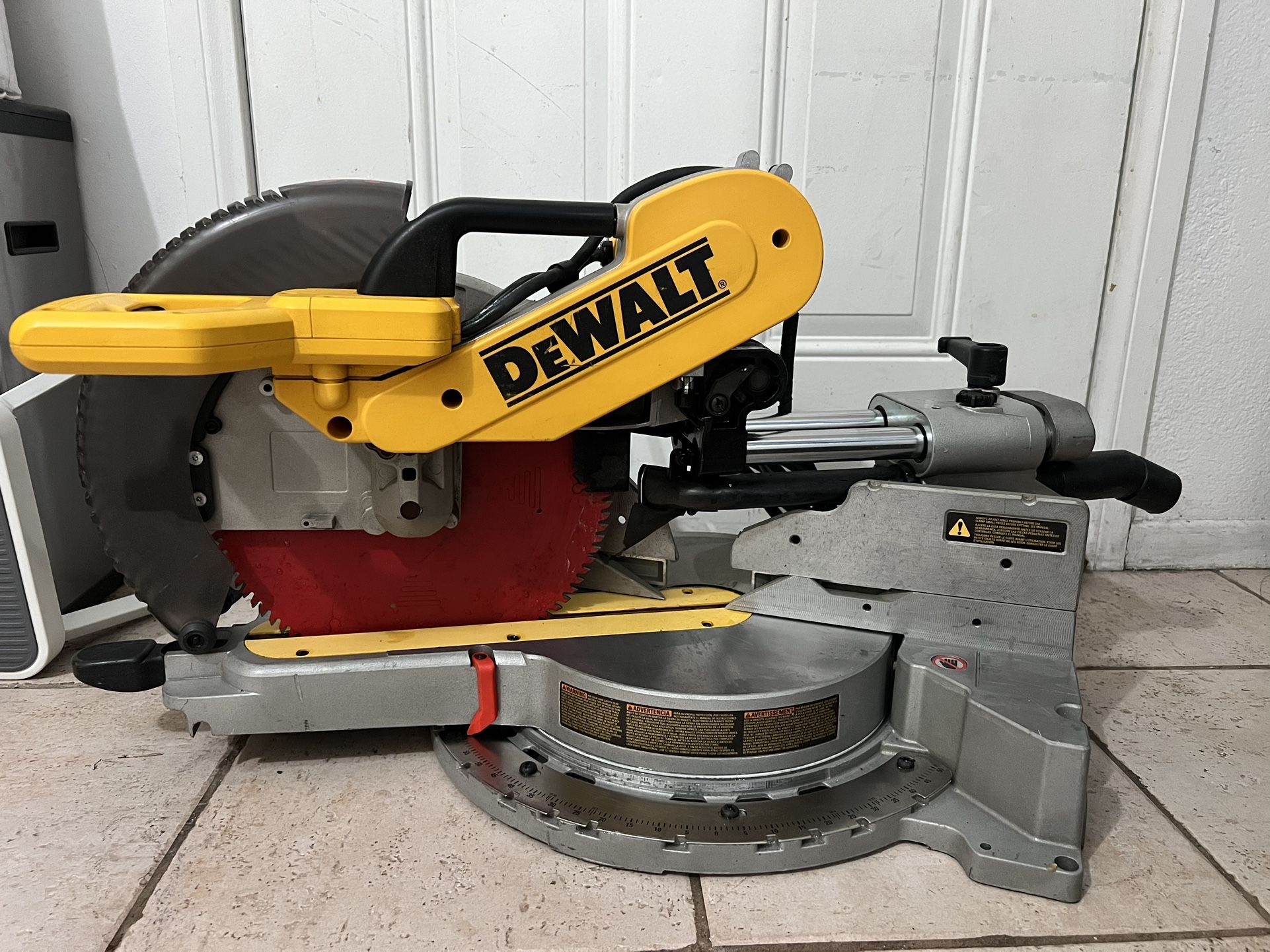 Dewalt sliding saw, DW718, 12 inch, 120 volt, 15A, Good condition, Work perfectly