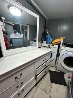 Dress drawer with a mirror