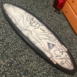 5’9.5 kailani click model surfboard