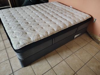 Beautiful Thick Queen Size Pillow Top Mattress & Boxspring 
