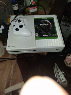 White Xbox One model1540