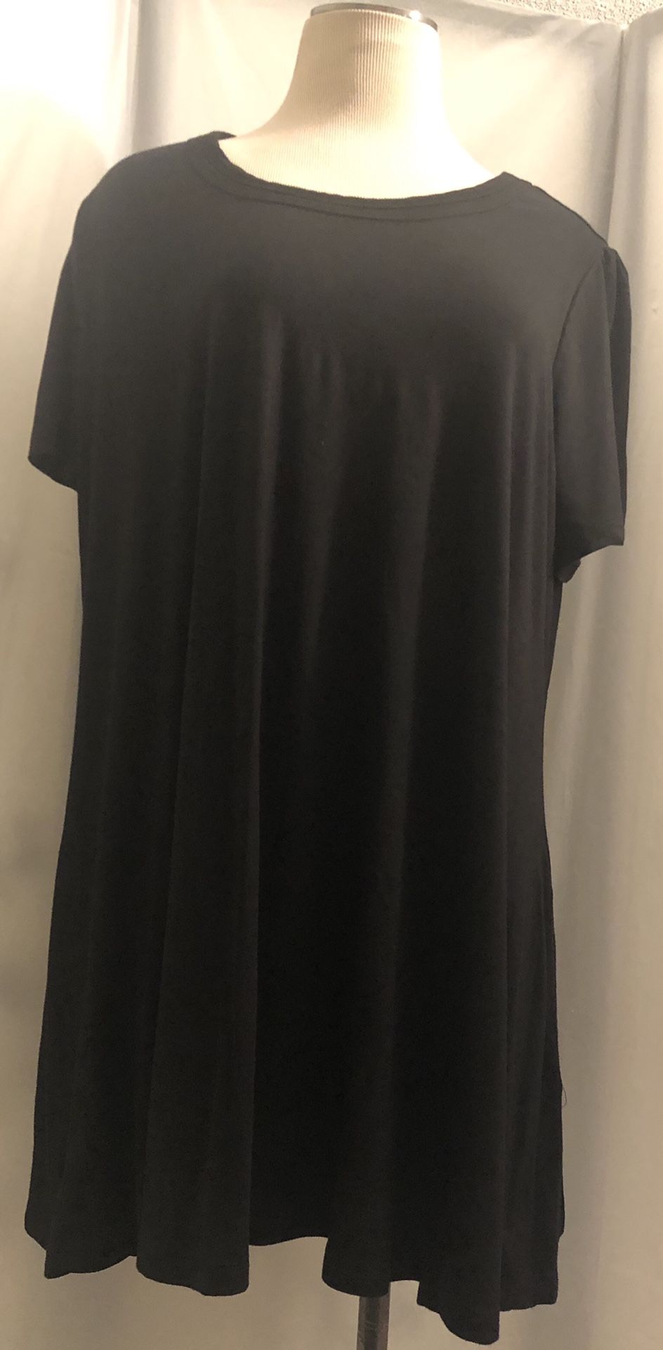 Blusa negra con bolsas a los lados