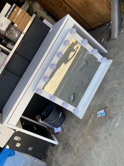 Vanity Desk 90$ Firm On Price