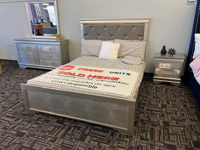 QUEEN SIZE BED NIGHTSTAND DRESSER AND MIRROR