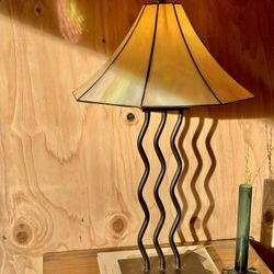 🦓 VINTISH INTERIORS 🦓 MCM Memphis Squiggle Table Lamp With Stained Glass Shade