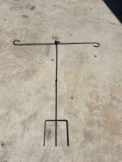 Double garden flag stake with bluebird