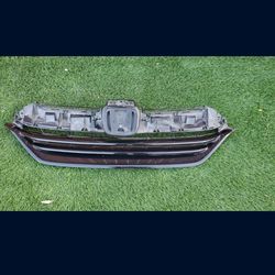 2017 -2019 HONDA CRV CR-V GRILLE GRILL
GENUINE USED OEM. NC1