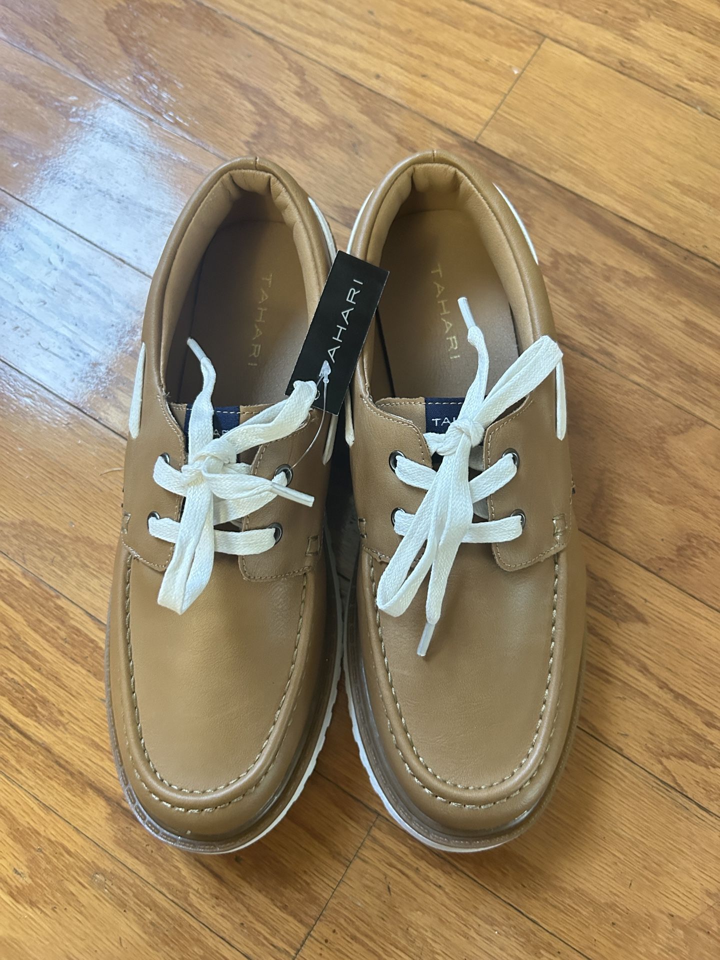 NWT Tahari Men's Brown Boat Shoes with White Laces size 6