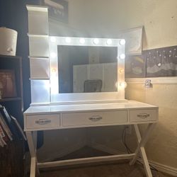 Solid Wood Vanity With Three Drawers And Dimming Mirror