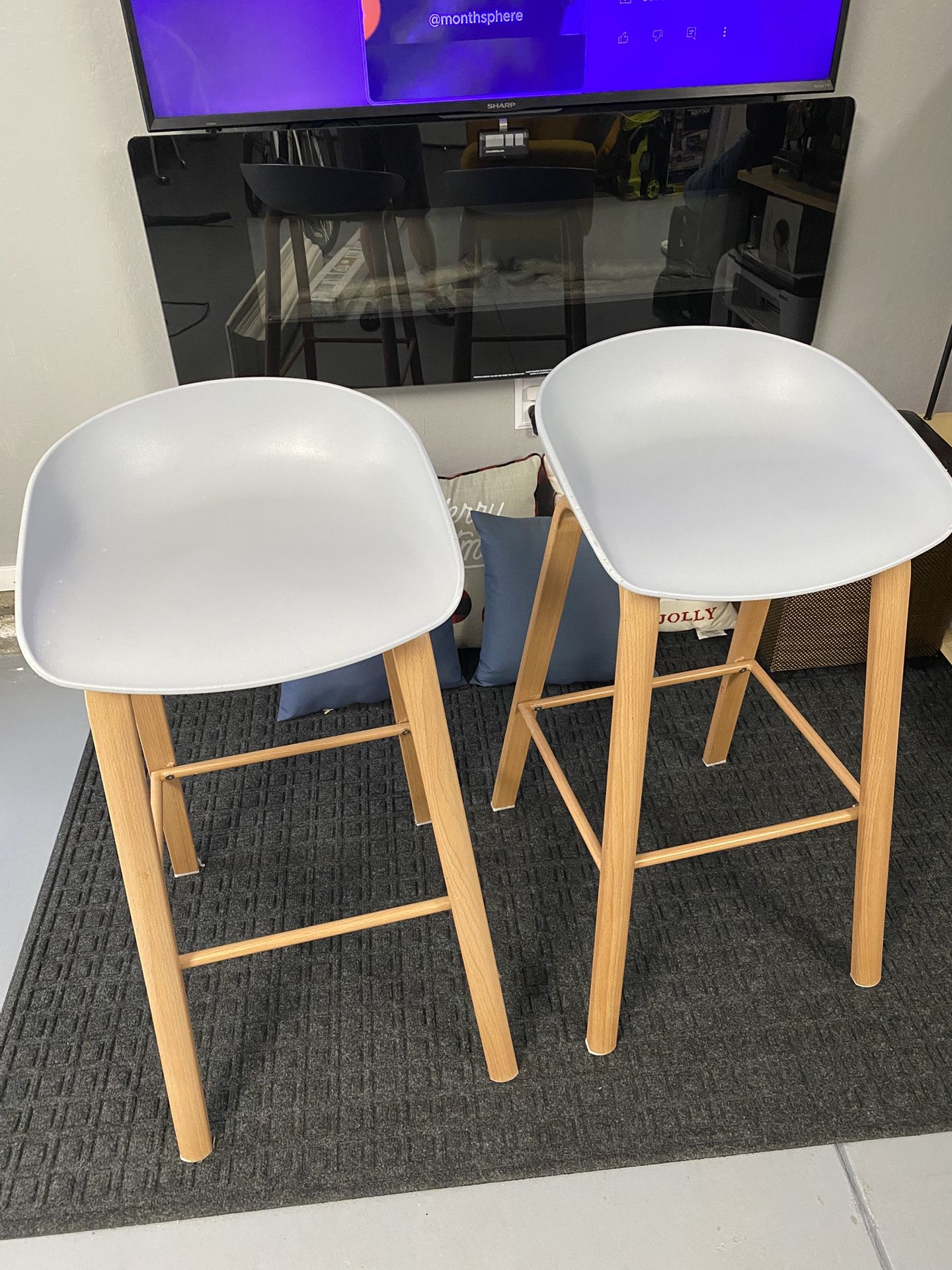 2 Bar Stools In Good Condition 