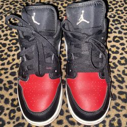 Nike Air Jordan 1 Low GS Bred Toe Chicago Red. Size US 5Y