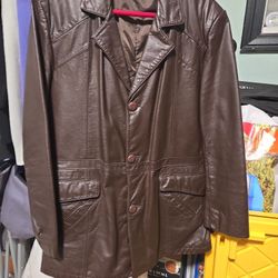 JACKET FOR MENS  , SIZE MEDIUN  , GREAT CONDITION  , REAL LEATHER  , GREAT PRICE 