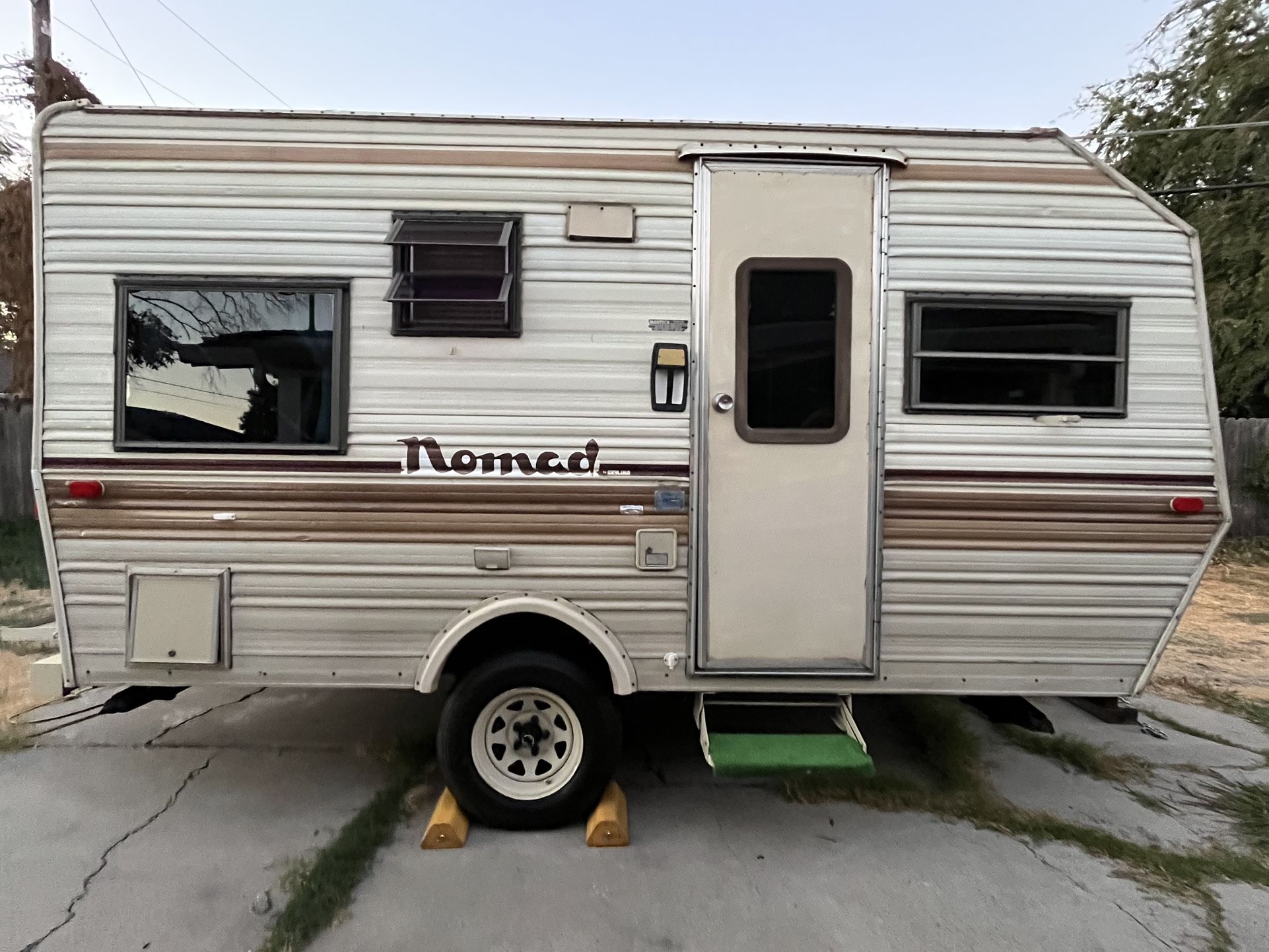 1986 NOMAD BY SKYLINE TRAVEL TRAILER EVERYTHING WORKS CLEAN INSIDE…