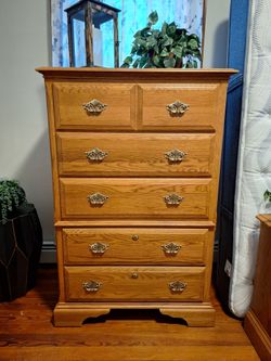 7 piece Solid Oak Full/Queen bedroom set