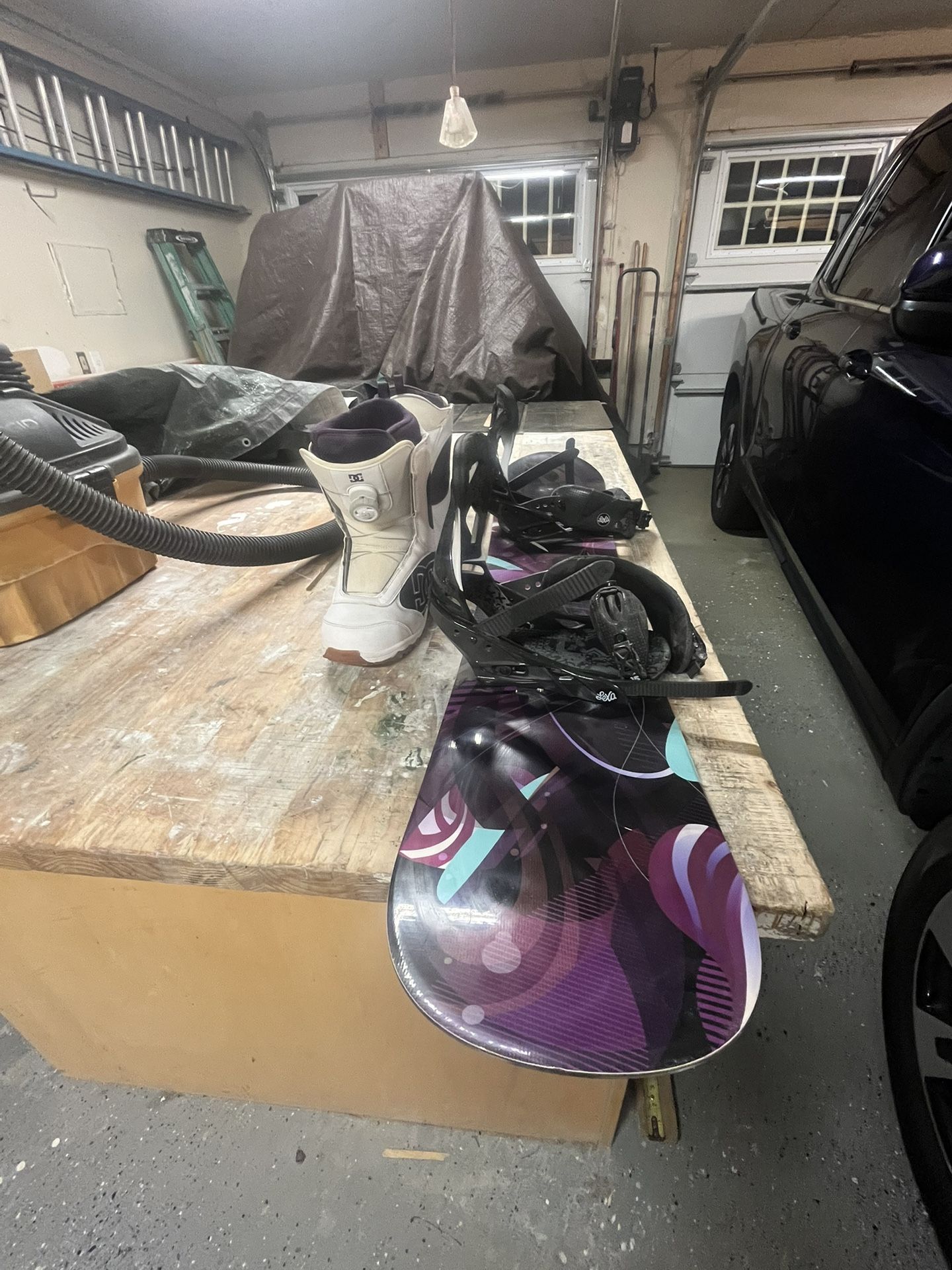 WOMENS K2 142CM BOARD, BURTON LEXA BINDINGS, DC BOOTS. FULL PACKAGE! 