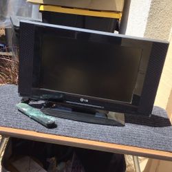 LG Flat Screen 17” Television With Remote 