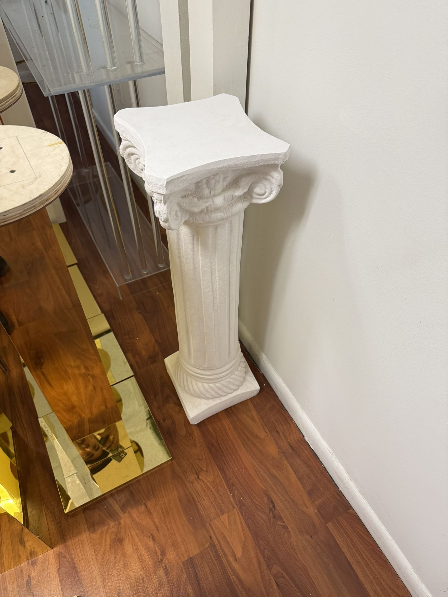 Pedestal White 8 Total