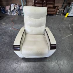 🛋 Canmore Leather Power Recliner with Power Headrest