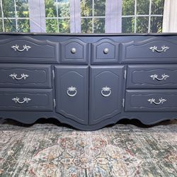 Beautiful Dresser & 2 Vaughn Bassett Nightstands Gray 