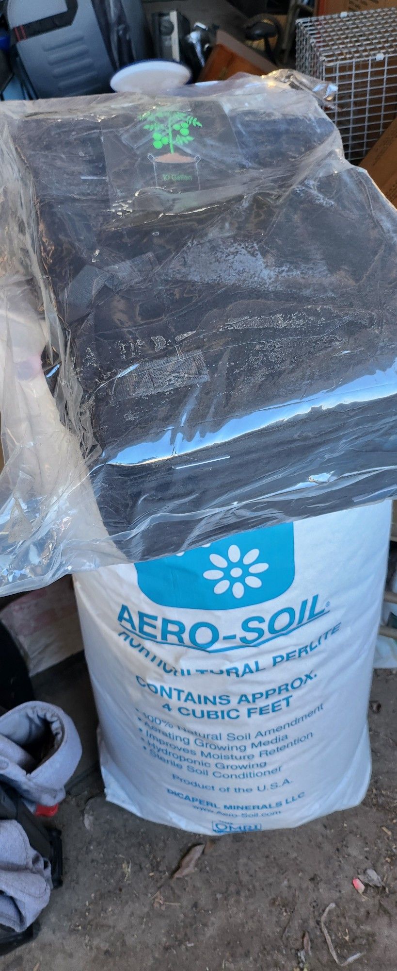 Aero-Soil Perlite 4 Cubit Feet And 4 - 10 Gallon Grow Bags