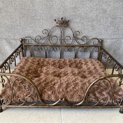NEW Luxurious Iron Pet Bed