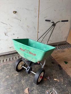 Red Devil Push Broadcast Spreader