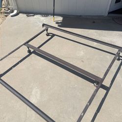 🌹🌺KING SIZE BED FRAME-SOLID METAL  AND KING SIZE  BED MATRESS $200, AT THE END A WOOD PLATAFORM WITH A MATRESS ON TOP $300🌹🌺