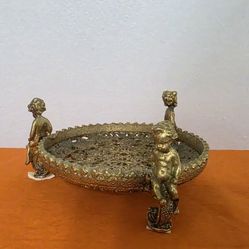 Vintage Ornate Brass Cherub Trivet – Neoclassical Style Footed Dish
​Description:
This is a stunning, highly detailed ornate decorative trivet (or foo