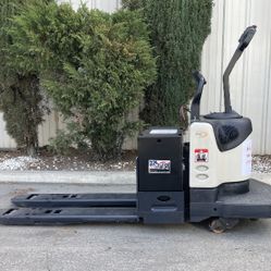 Crown Electric Pallet Jack PE4000