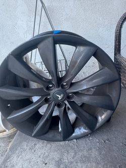 Tesla Model S Rim Cracked (Used) 21X8.5
