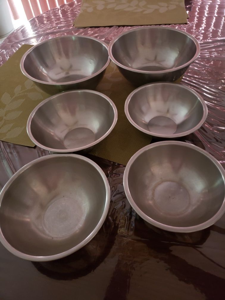 Stainless steel mixing bowls/ ea. Has 3 Bowls l