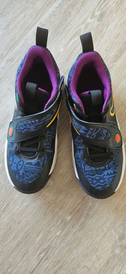 Youth basketball shoes