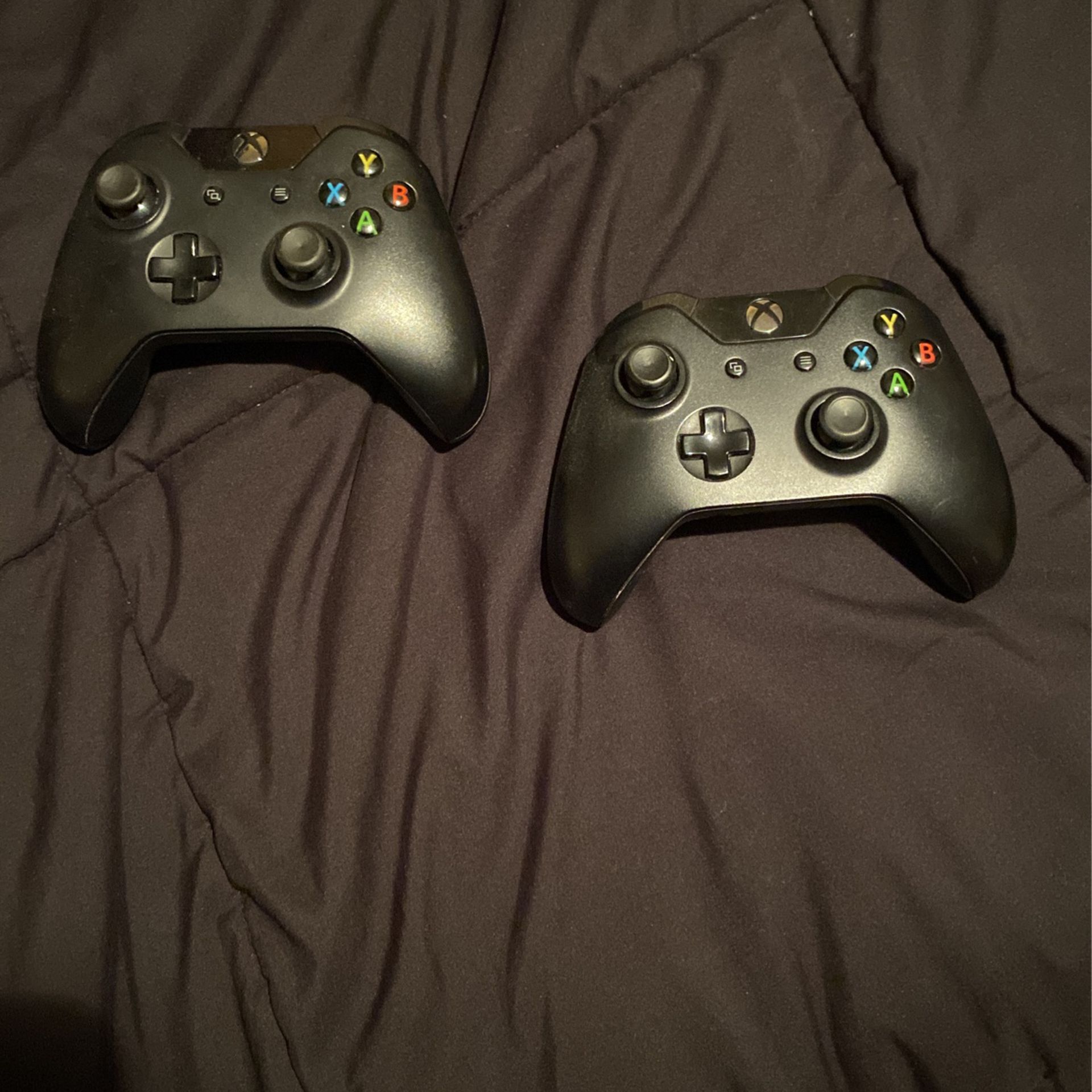 2 Xbox one controllers 