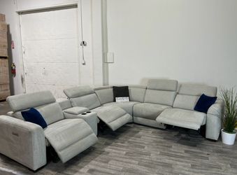 LIKE NEW! Gray Power Reclining Sectional Couch (FREE DELIVERY 🚚)