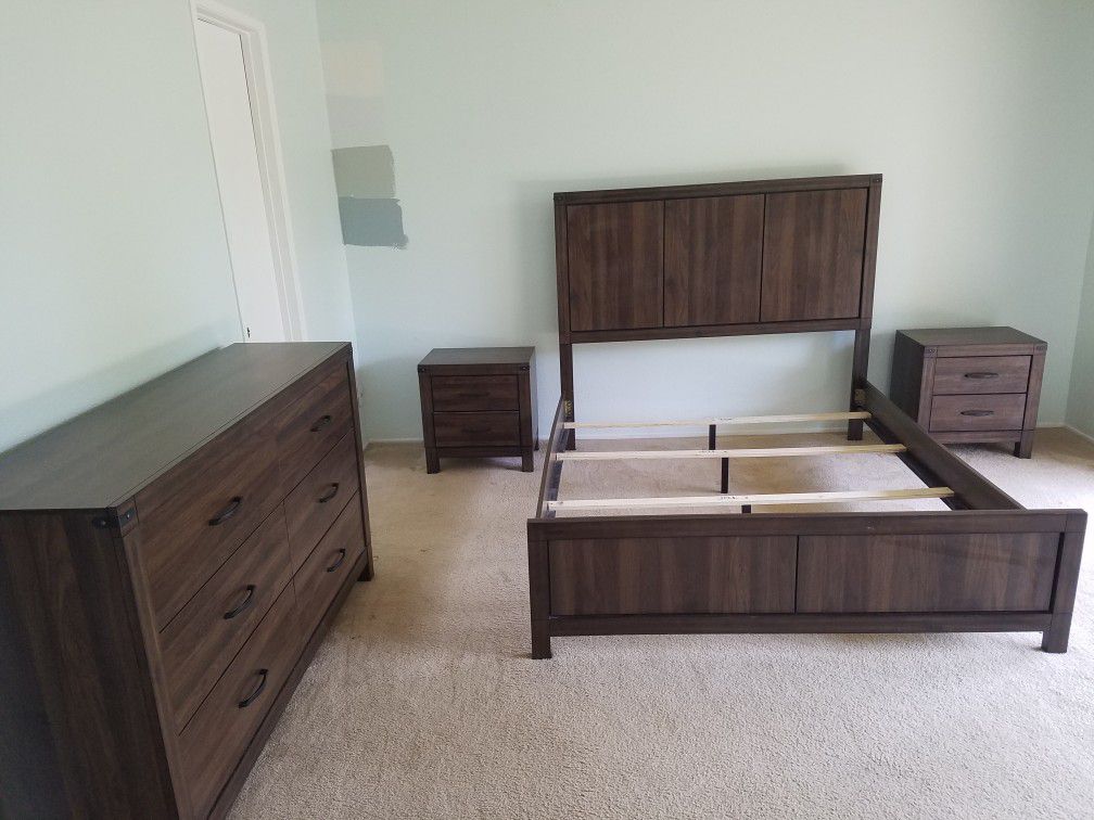 Luxury Designer Bedroom And Bathroom Set for Sale in Lynwood, CA - OfferUp