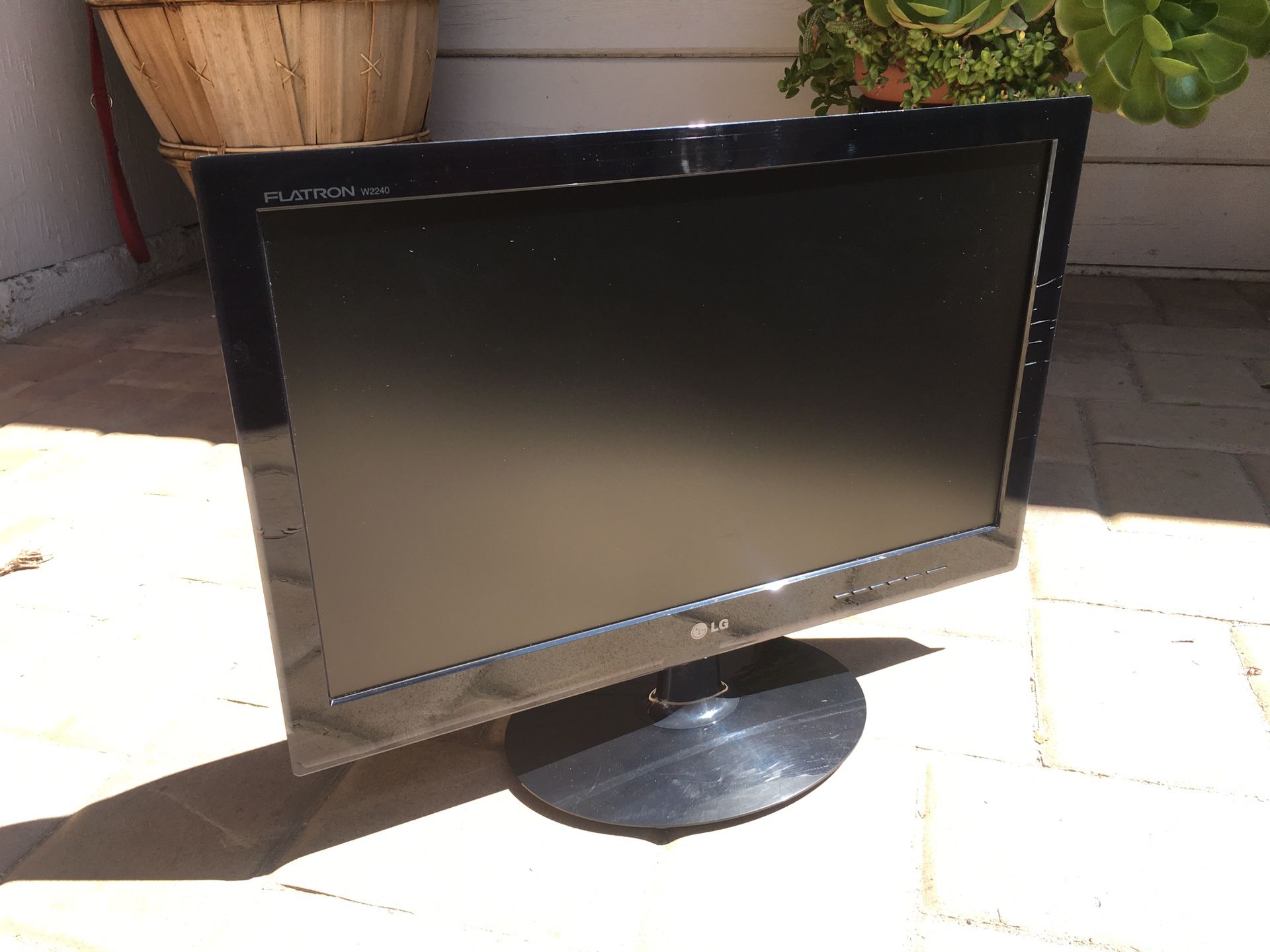 LG W2240T 21.5” computer monitor