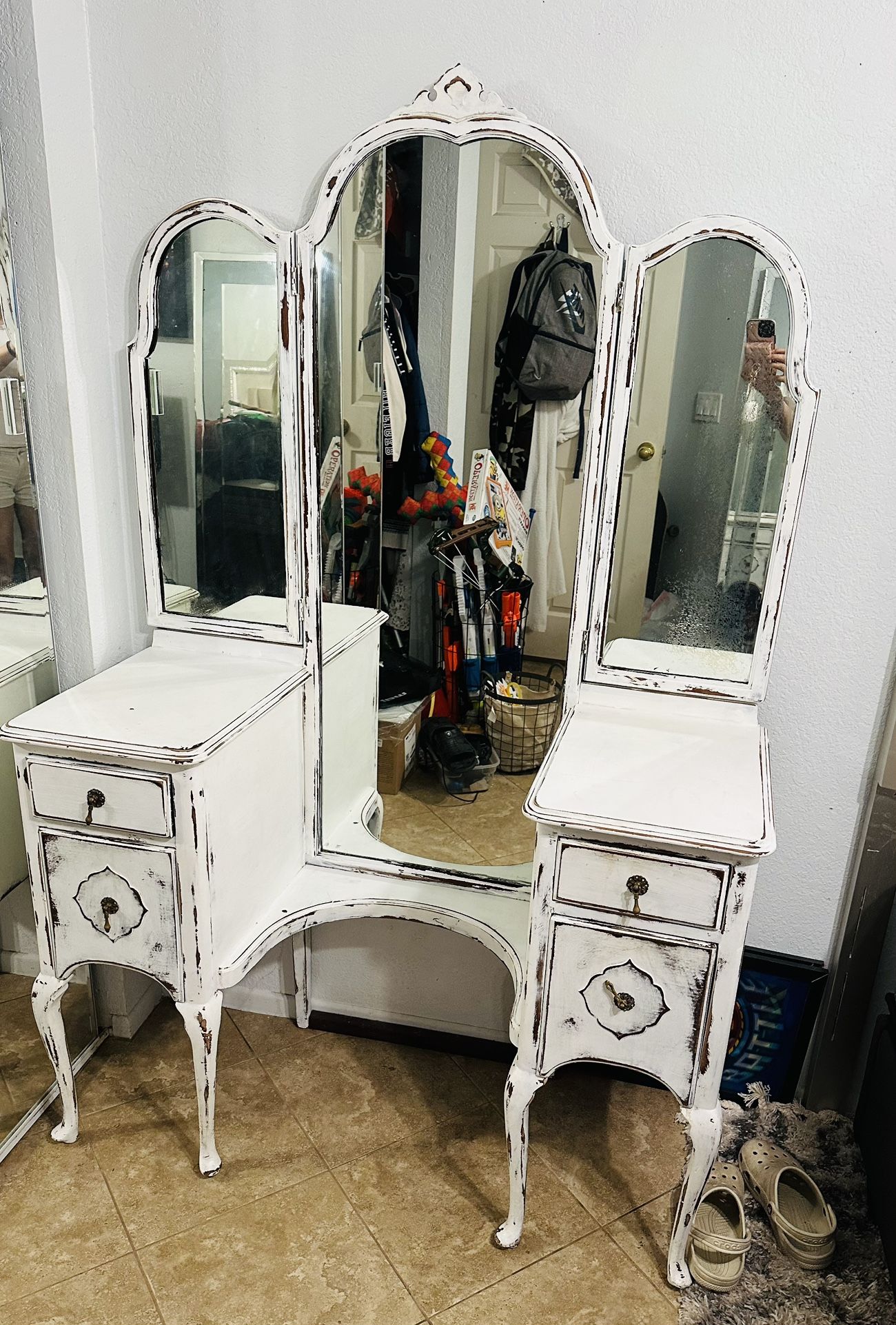 Vintage White Make Up Vanity