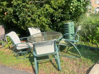 Patio set + 2 chairs