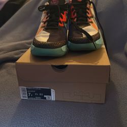 Lebron 18 Lowe’s Lola Bunnies