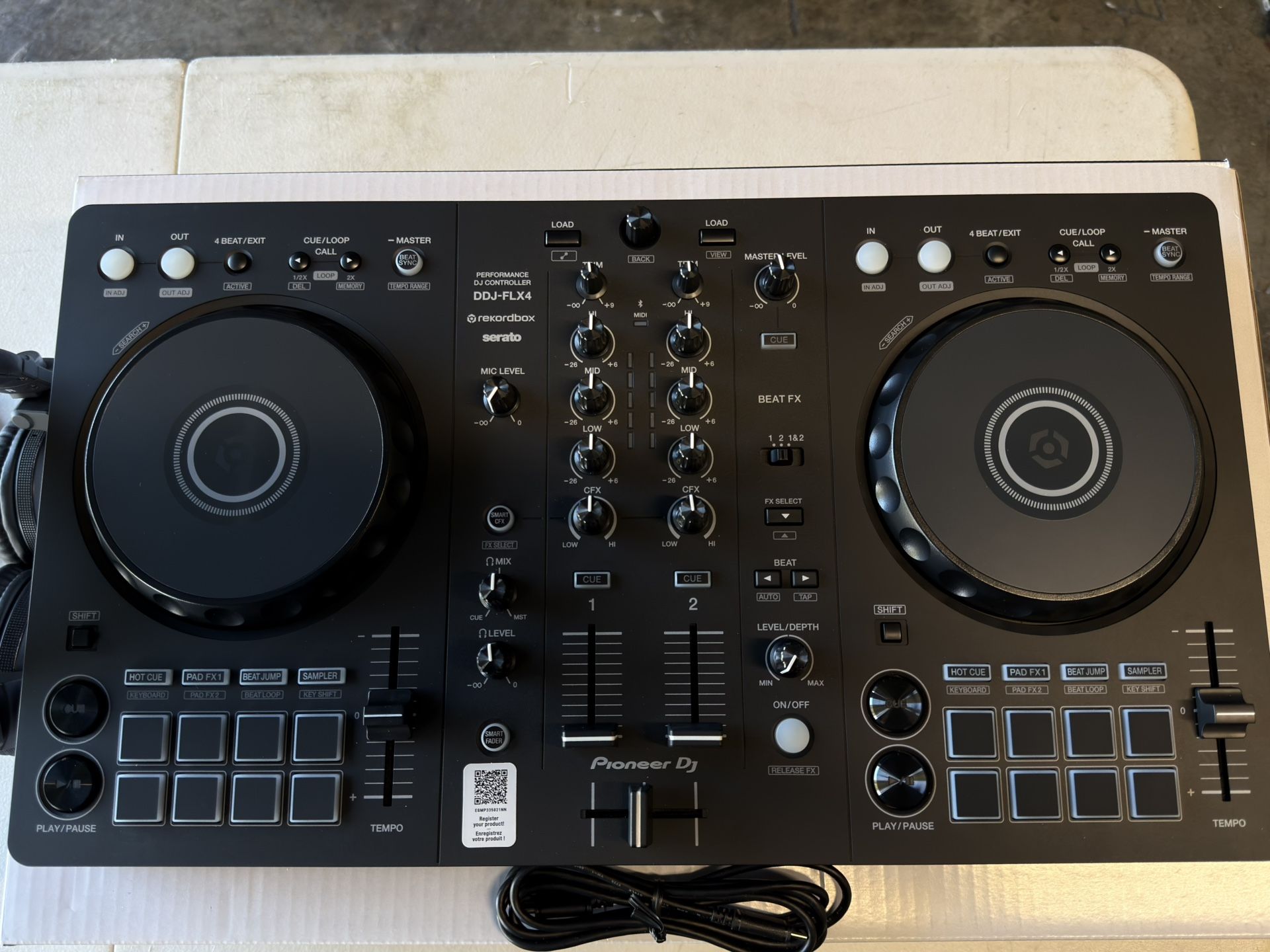 Pioneer DDJ-FLX4 + Pioneer DJ Headphones