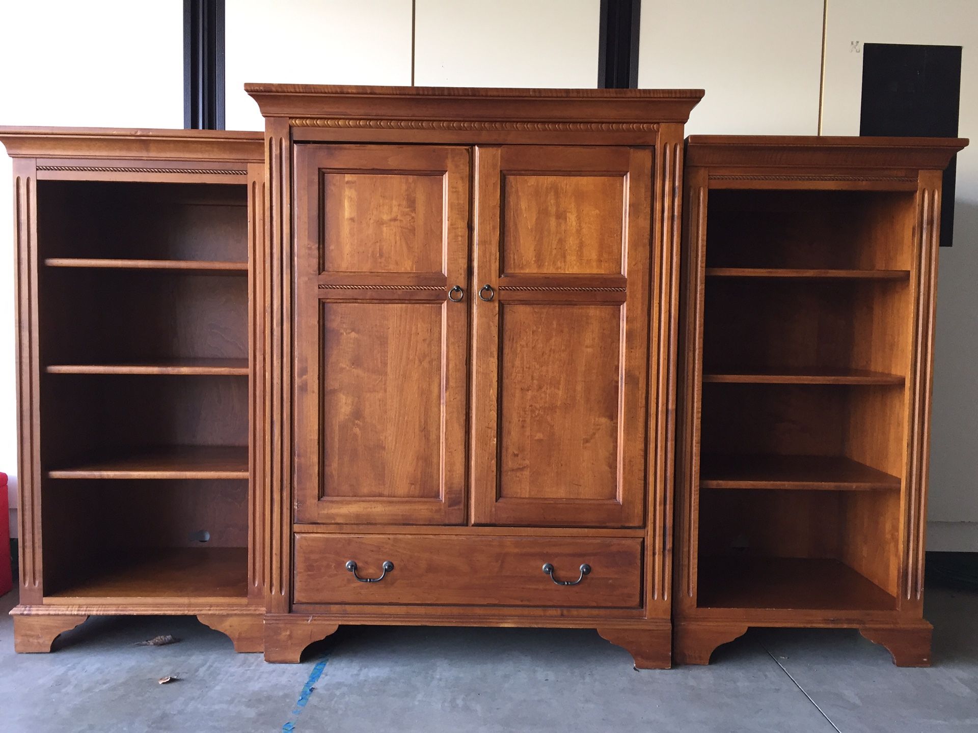 Ethan Allen TV Stand / TV and bookshelves for Sale in Laguna