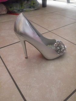 Silver heels size 6 1/2