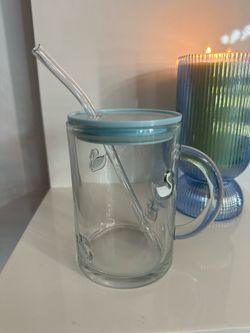 Swan glass cup with straw