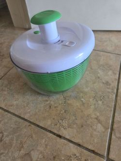 Salad Spinner with Push-Down Lid