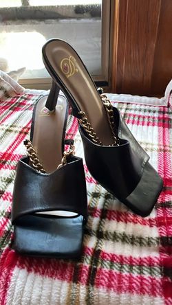 Black heels with gold chain