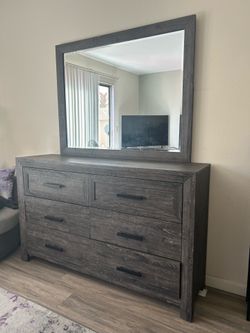 Three-piece dresser set