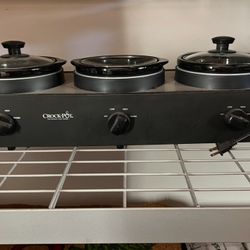Triple Slow Cooker, Buffet Food Warmer with three 1.5-Quart Removable Ceramic Pots, Buffet Servers and Warmers with Glass Lids.