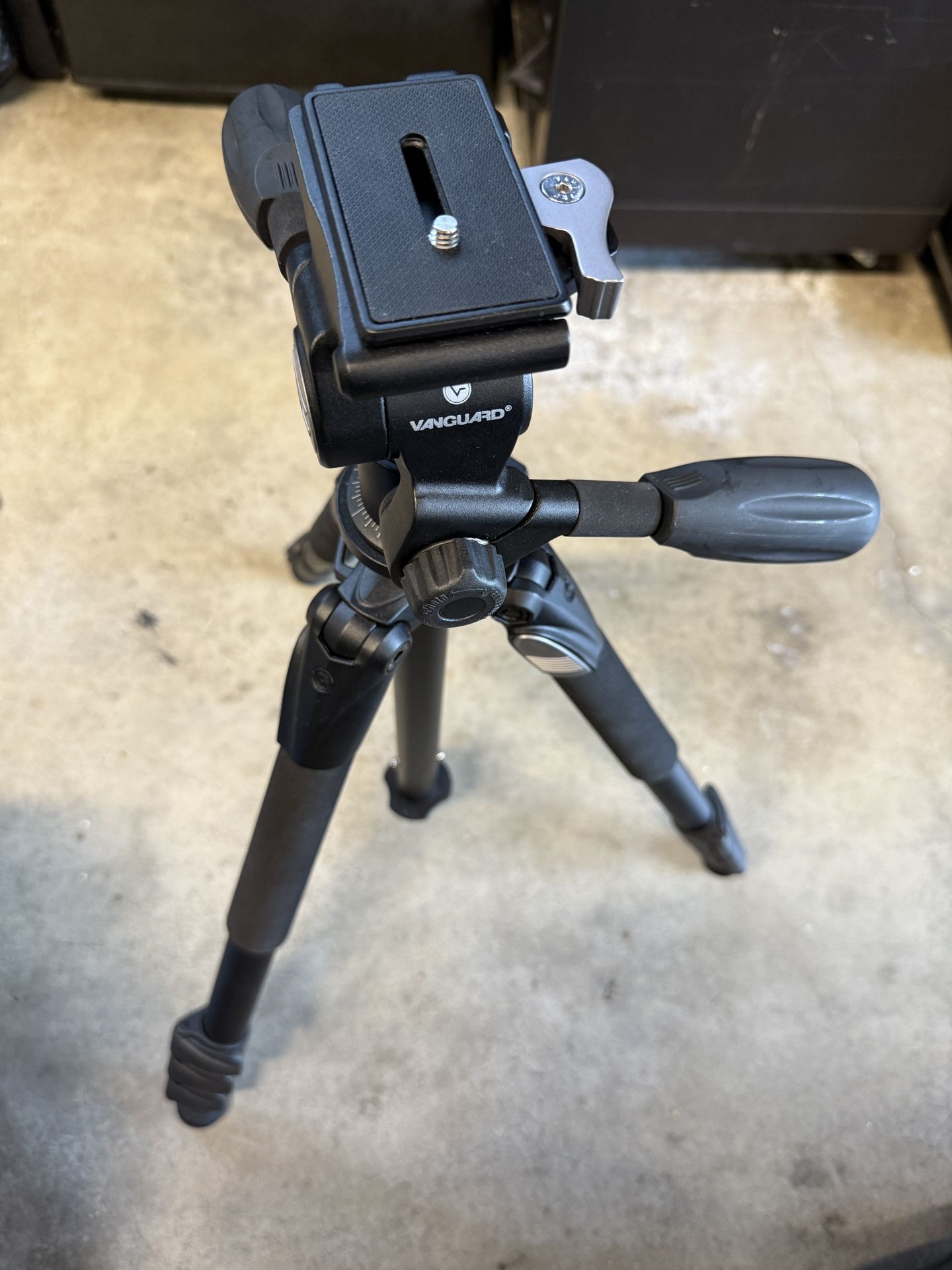 Estate Sale: Vanguard Alta+ 264AP Aluminum Alloy Tripod With Panhead