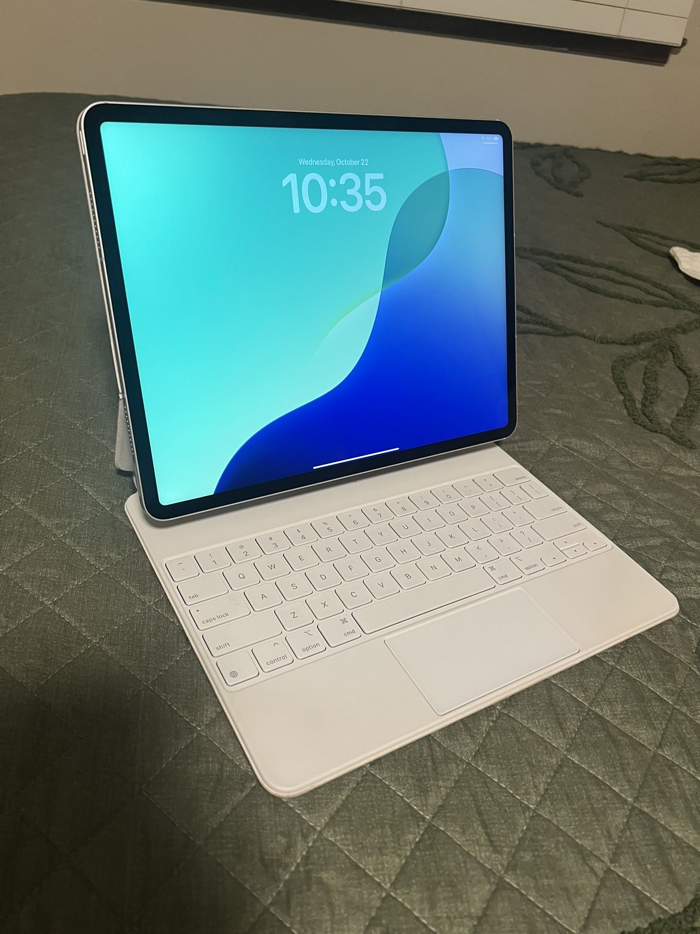 IPad Pro (12.9inch) 5th gen 128gb with case