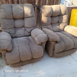 Today Only 2 King Silze Recliners In Excellent Condition One Is Electric With Electric Headrest . No Rips Tears Or Stains 